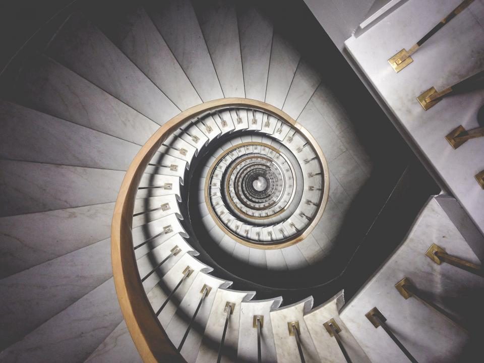 Spiralna klatka schodowa widziana z góry
