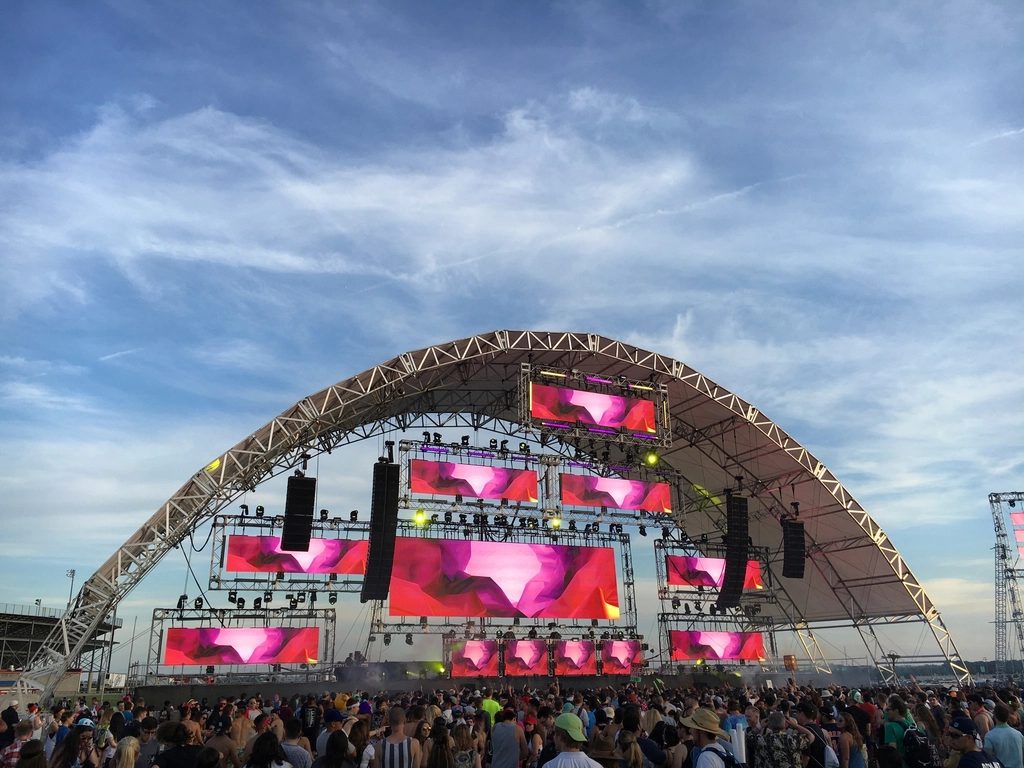 Scena główna festiwalu wieczorem